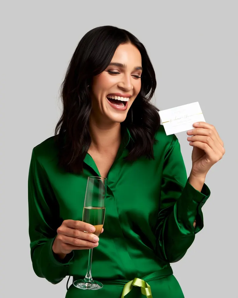 Una donna festeggia con un invito in mano