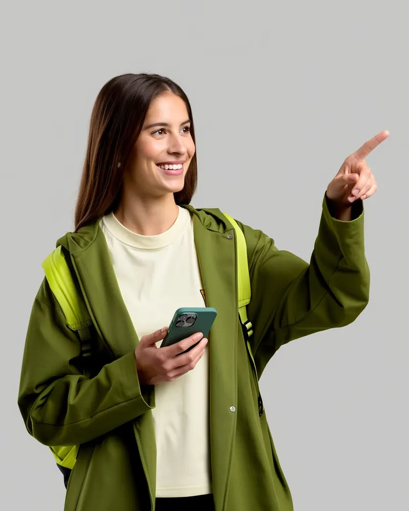 Una ragazza con lo zaino tiene il telefono e indica la strada