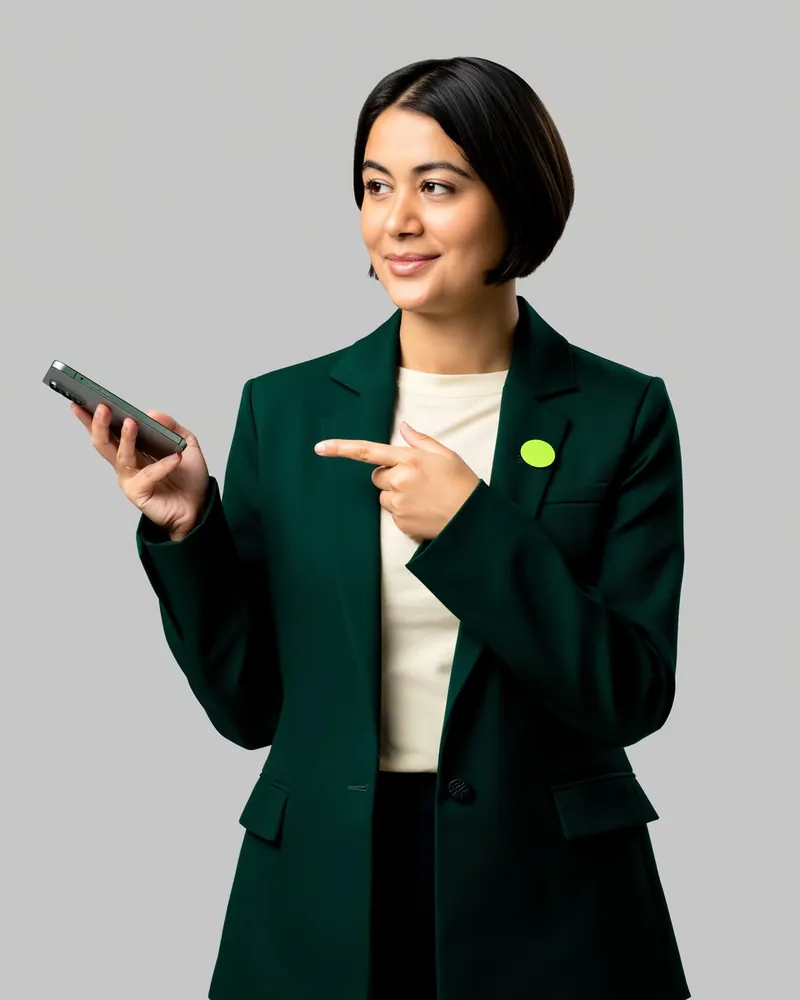 Una professionista indica due direzioni col telefono