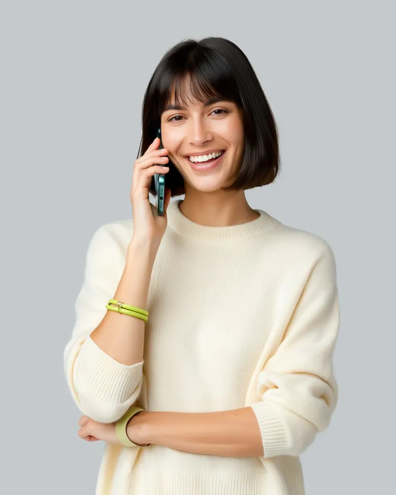 Una ragazza sorride al telefono