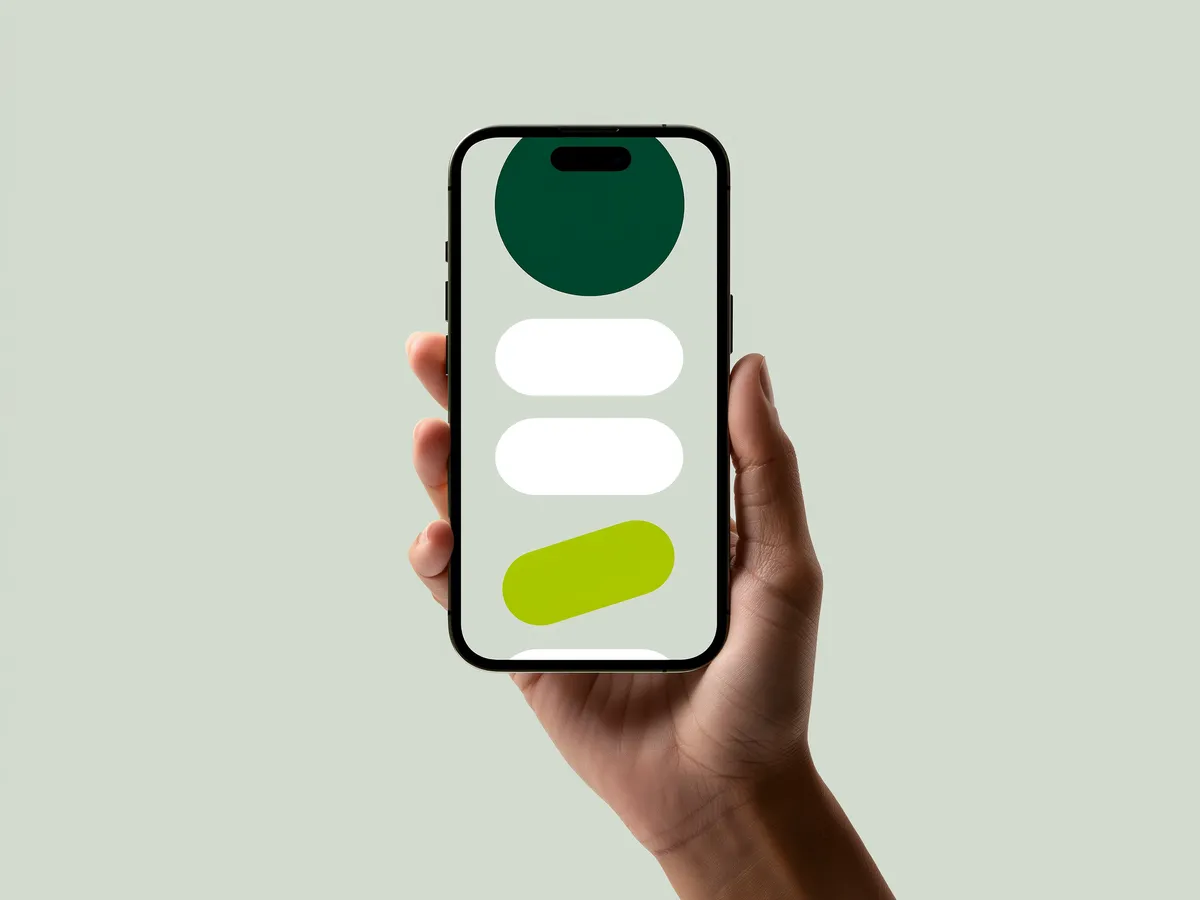 Una mano che tiene uno smartphone con un’app aperta